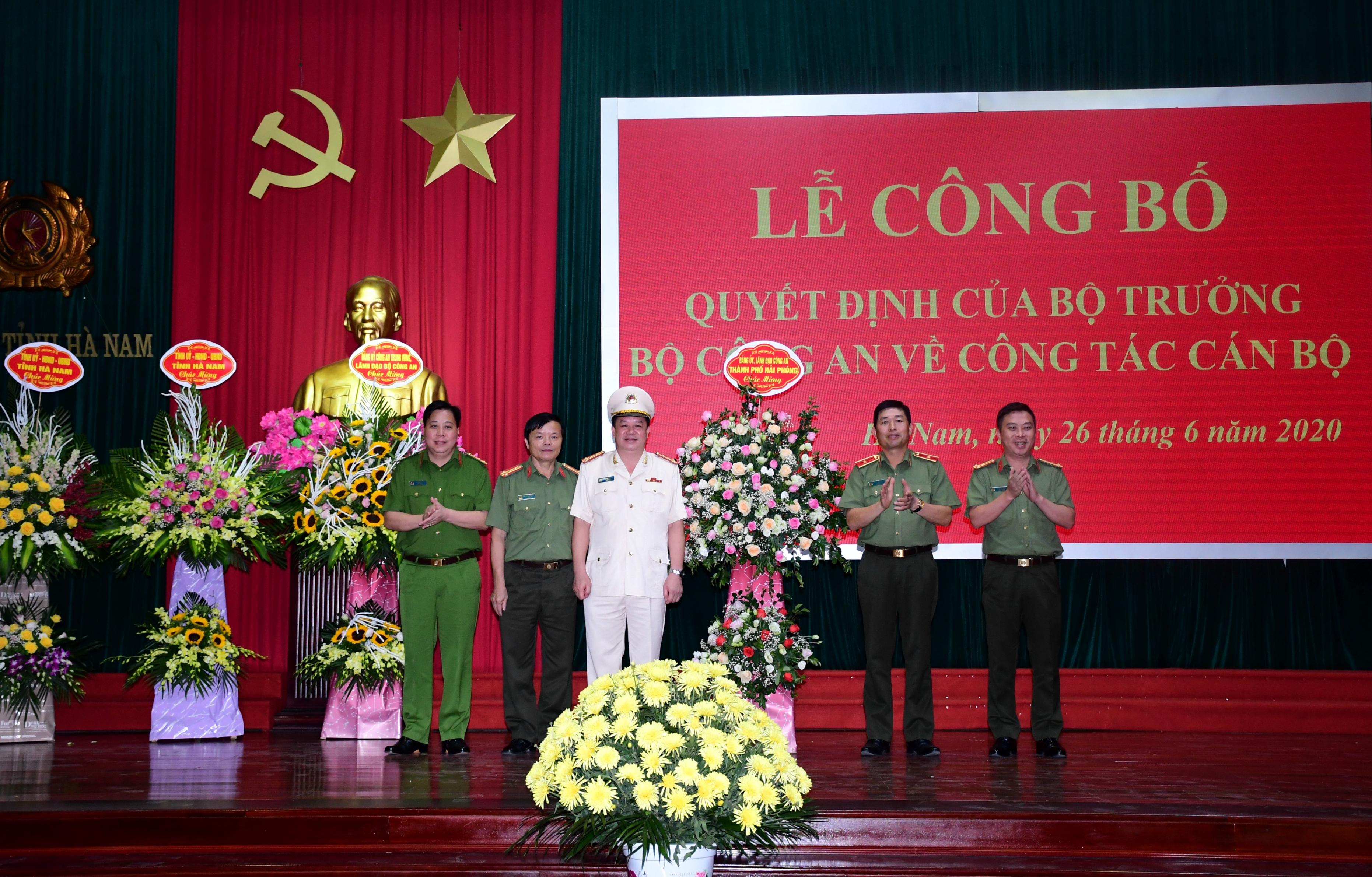 Thông báo và công bố Quyết định điều động, bổ nhiệm Đại tá Nguyễn Quốc Hùng, Phó giám đốc CATP Hải Phòng giữ chức vụ Giám đốc Công an tỉnh Hà Nam